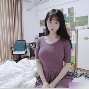 越南可爱女孩（xiao E）妩媚红色睡衣写真，展示白璧无瑕肌肤