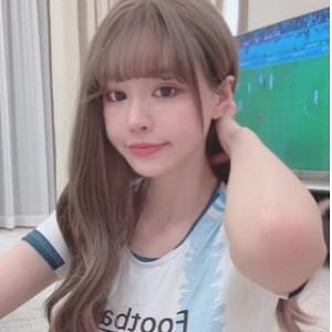 足球宝贝穿着露脐的球衣
