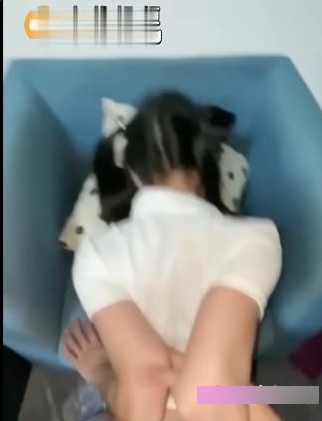 双马尾妹子蒙眼互动,唐伯虎出品的商品标题可以是:1.可爱双马尾妹子蒙眼互动游戏,唐伯虎出品2.唐伯虎出品的双马尾妹子蒙眼互动玩就娆增添乐趣3.创意双马尾妹子蒙眼互动游戏,唐伯虎精心打造4.唐伯虎出品的双马尾妹子蒙眼互动体验,欢乐无限5.双马尾妹子蒙眼互动玩就娆唐伯虎品质保证