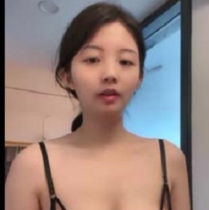 性感女王使用鞭子抽打粉丝的有趣项圈，展现某处和无毛的魅力，坐进舞台唱征服。