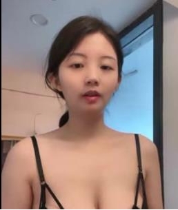 性感女王使用鞭子抽打粉丝的有趣项圈，展现某处和无毛的魅力，坐进舞台唱征服。