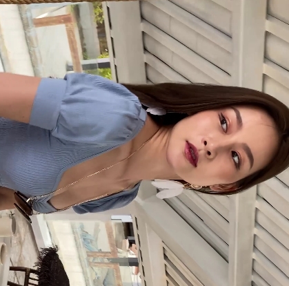 热裤美女的大长腿视频，高清2V版，容量5.42G，百度云分享