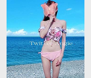 推特名媛Angie的顶级身材和美腿，与闺蜜一起欣赏《二龙戏二凤》的戏码