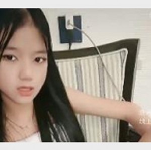 19岁无敌光“阴”妹子自拍视频，火爆脾气互动骂粉丝，怀里玩棍子道具玩，用嘴小哥C
