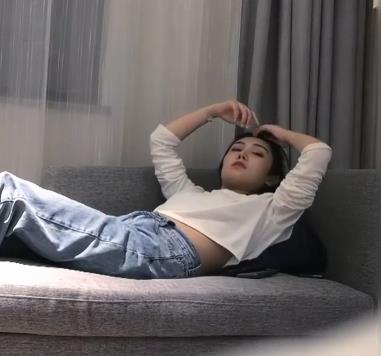 校园美女自拍合集，大三大四学姐颜值身材超赞
