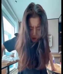 张津瑜自拍视频大放送,洗手间口作品惊艳众人,快来观看!