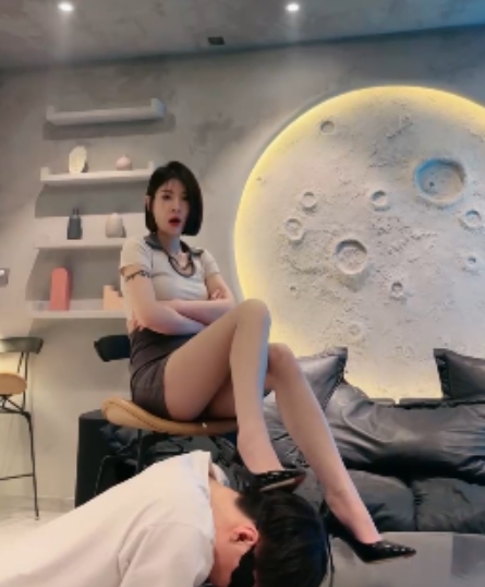 在这个视频合集中,主角是知名女主播小深深儿,展现了脚部的魅力,粉嫩的皮肤和白皙的脚趾在黑丝高跟的衬托下显得格外迷人。观看视频时仿佛能感受到舔脚的。合集包含多个视频,大小各异,内容涵盖脚模摄影、直播表演、清纯角色扮演等多个方面,带来不同的视听享受。愿您在直播间中找到最好的体验!