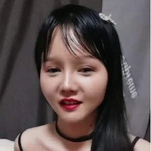 模特《苏苏苏》展现扑克高手技巧，长时间坐在沙发上打牌