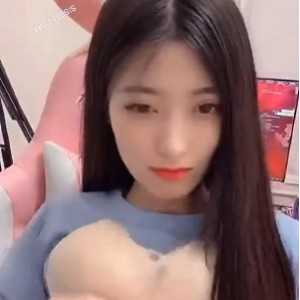 英雄联盟主播月月大小姐1v1精彩对决65m，粉丝疯狂收藏