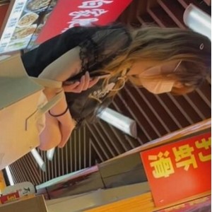 街拍奶茶小妹绝密拍摄1V151MB深夜放送