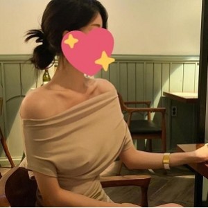 某推38万粉Ashley航空日常私拍合集88部50G太润了